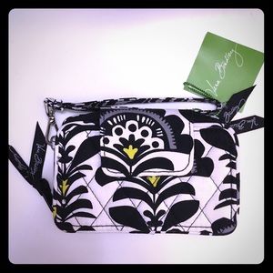 ⬇️⬇️Vera Bradley "fanfare" smartphone wristlet